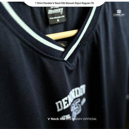 DEN N DEV - T Shirt Pendek Motif Angka V Neck Rib Manset Rajut
